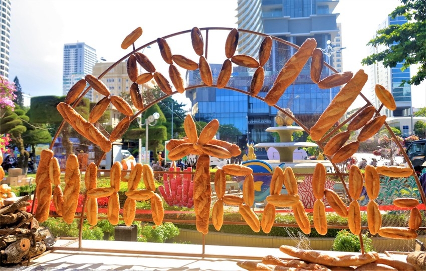 Largest model of bread tower in Vietnam recognised